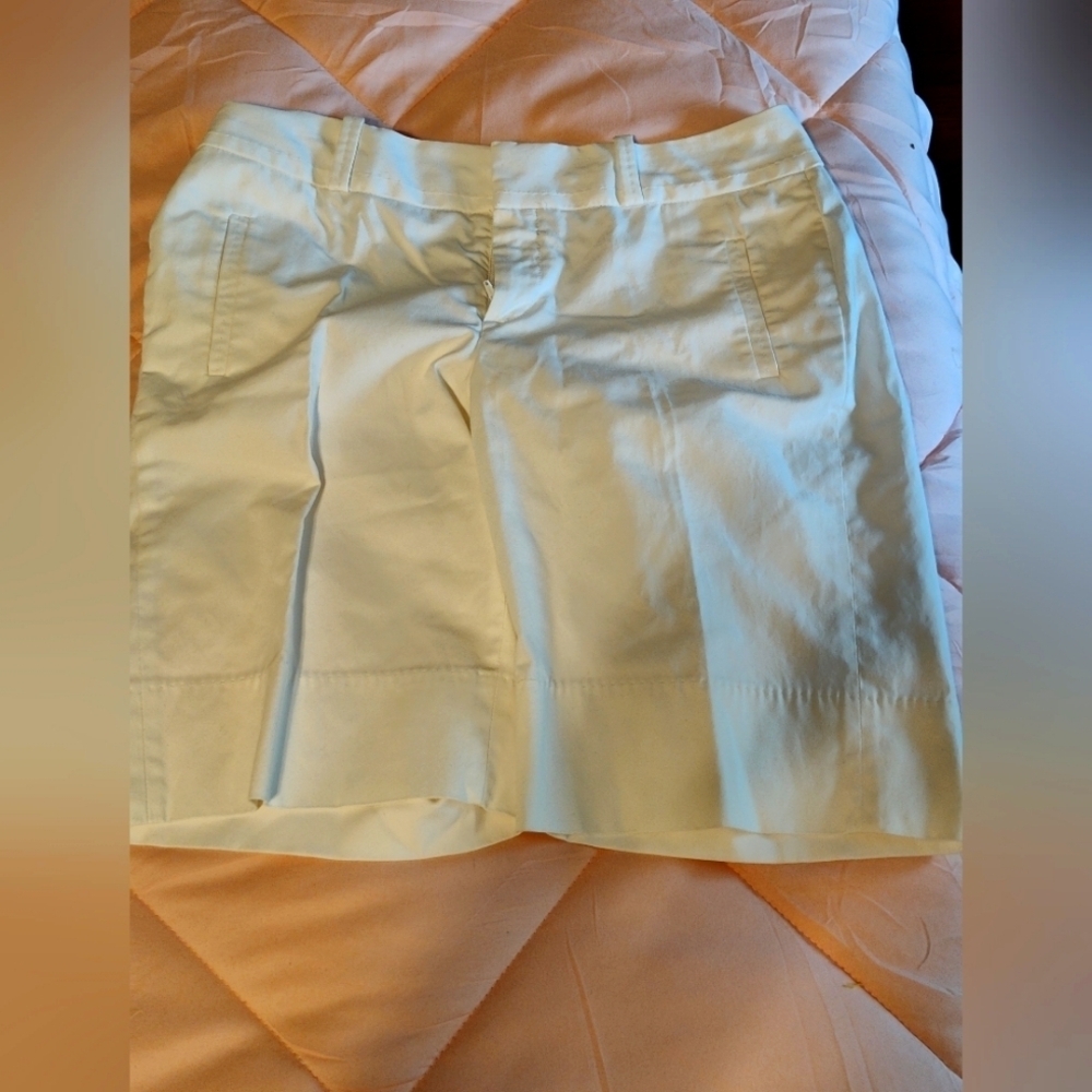 SALE!! Banana Republic Size 6 White Shorts, Like New!